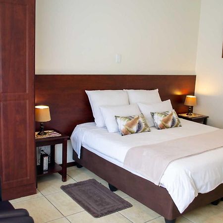 Amohela Guesthouse Midrand Værelse billede
