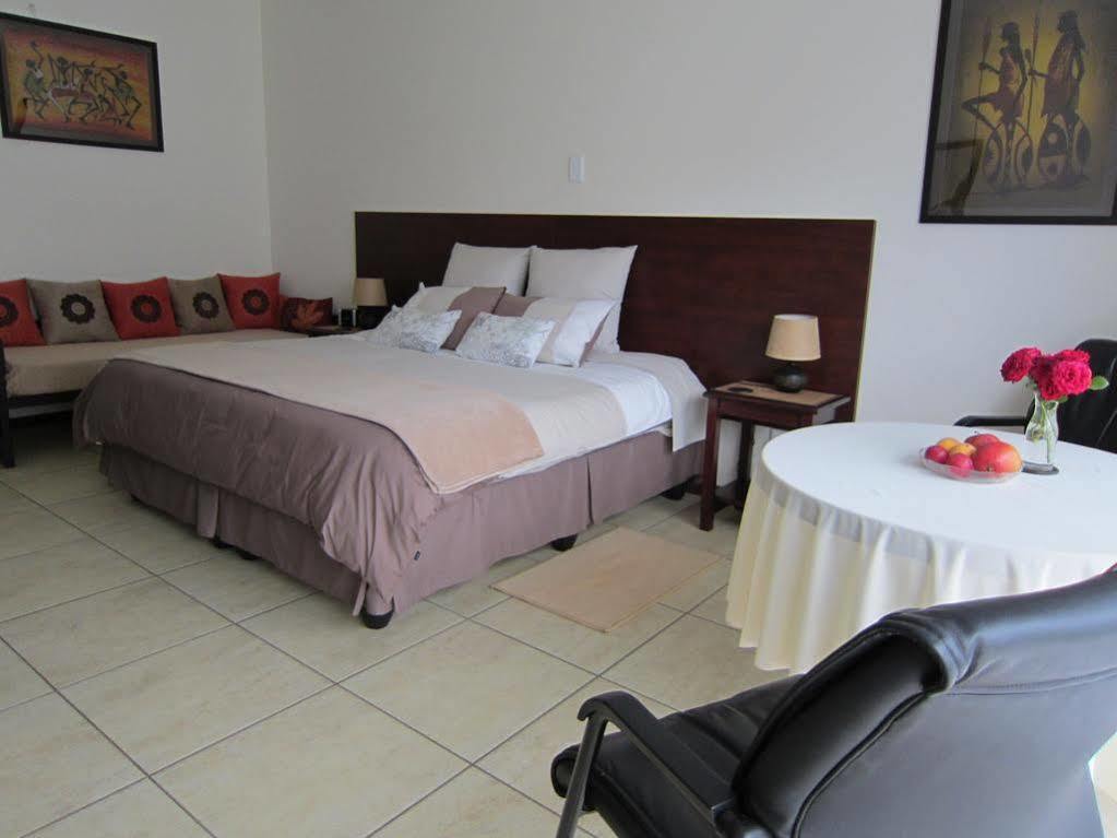Amohela Guesthouse Midrand Eksteriør billede